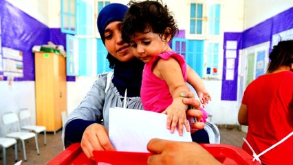 Video herunterladen: Tunisians voting in unpredictable presidential contest