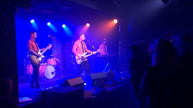 Au Hasard des rues : le groupe Frank and Walters séduit de nouveau les Saint-lois