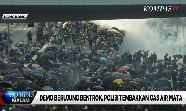 Pendemo Hong Kong Bakar Pintu Masuk Stasiun MTR