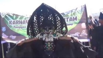 22 Ribu Orang Berpakaian Serba Hitam Ramaikan Festival Pinisi ke-10