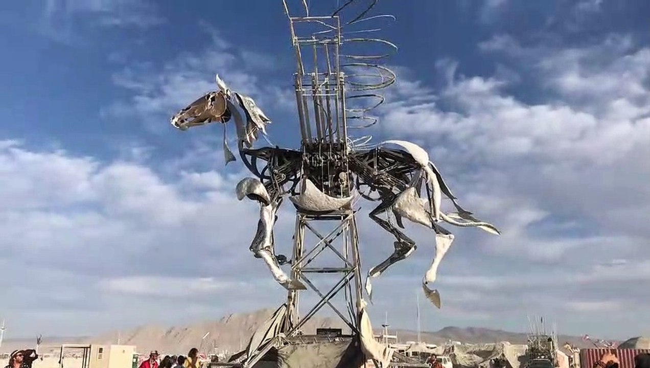 Cette sculpture de cheval en mouvement filmée a...