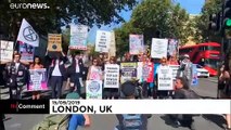 لندن؛ تجمع طرفداران محیط زیست مقابل نمایشگاه مد ویکتوریا