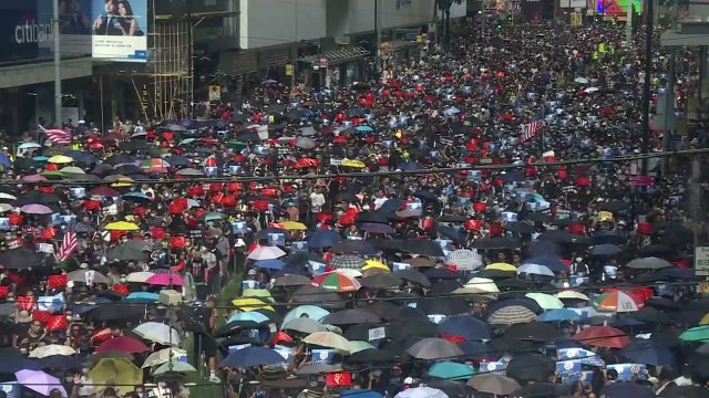 Violencia en Hong Kong, con gases lacrimógenos y cócteles molotov