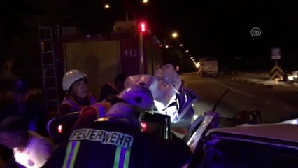 Otomobil tomruk yüklü kamyonla çarpıştı: 4 yaralı