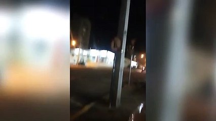 Por conta de vazamento de água, calçada cede e carro cai em buraco