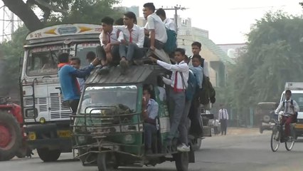 ऑटो पर छात्र कर रहे 'मौत का सफर', वायरल हुआ हापुड़ का यह वीडियो