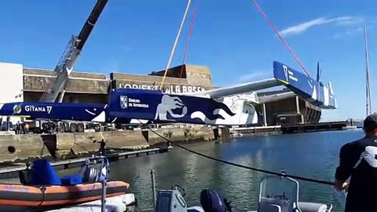 Voile : mise à l'eau du catamaran de Franck Cammas