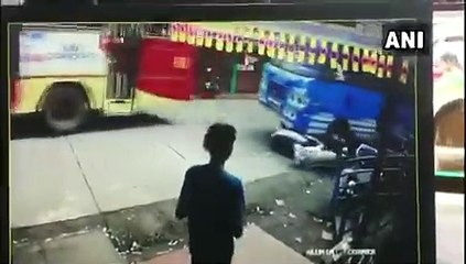 கேரளாவில் பேருந்து டயரில் சிக்கிய வாகன ஓட்டி..வைரல் வீடியோ