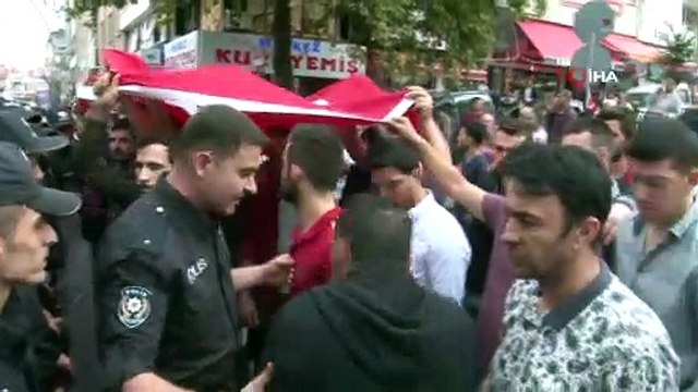 Belediye önünde eylem yapan pazarcılara polis müdahale etti