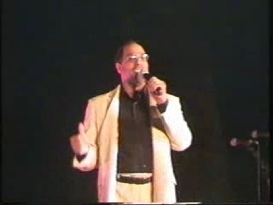 LE CHANTEUR MICHEL GOMEZ AVEC LES MUSIQUES DU SOLEIL