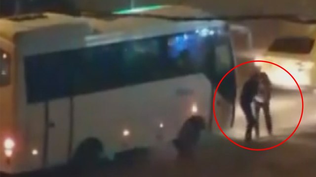 Taksici, aynasını kıran kadını darp etti!