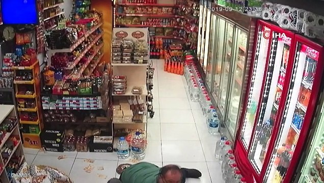 Beyoğlu’nda marketten para çalmak isteyen hırsız sert kayaya çarptı- Market sahibinin yakaladığı hırsızı dövmesi kamerada- Beyoğlu’nda yazar kasadaki paraları çalan hırsız önce güvenlik kamerasına ardından market sahibini...