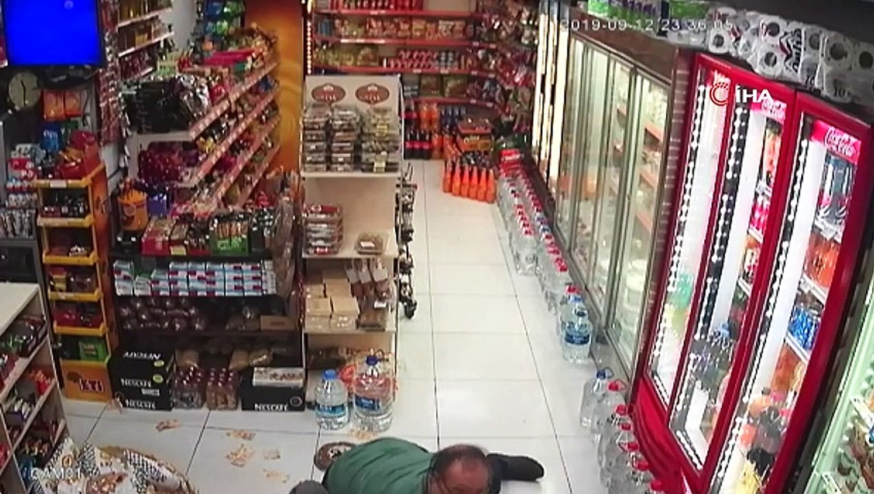 Beyoğlu’nda marketten para çalmak isteyen hırsız sert kayaya çarptı- Market sahibinin yakaladığı hırsızı dövmesi kamerada- Beyoğlu’nda yazar kasadaki paraları çalan hırsız önce güvenlik kamerasına ardından market sahibini...