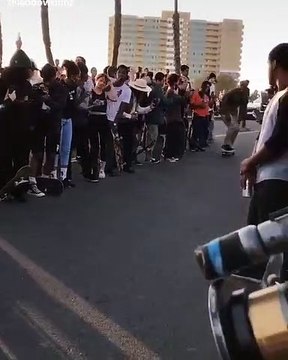 Cet homme réussi à sauter au dessus d'une décapotable avec son skateboard