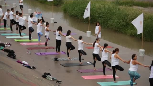 Clase de yoga en la frontera de EEUU con México contra el muro de Trump