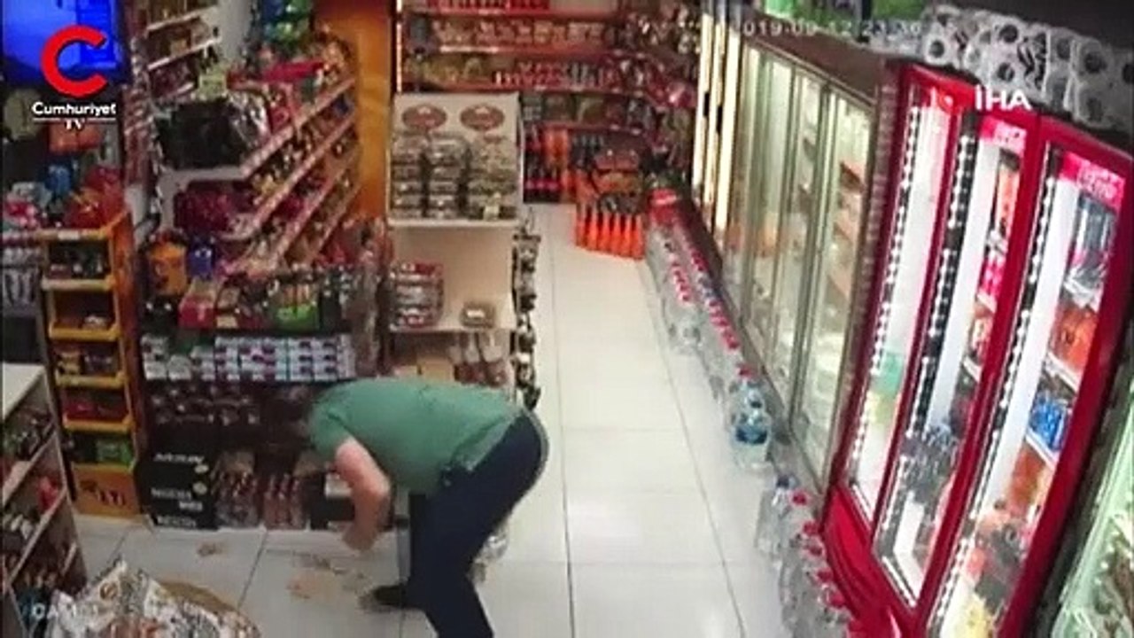 Beyoğlu'nda hırsız sert kayaya çarptı!