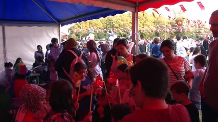 Beykoz'da binlerce kişi Serebral Palsi hastalığına dikkat çekmek için gökyüzüne ışık tuttu