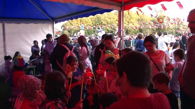 Beykoz'da binlerce kişi Serebral Palsi hastalığına dikkat çekmek için gökyüzüne ışık tuttu