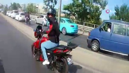 Hastası olan araca yardım eden motosikletli kamyonun aynasını kırdı, camlarını yumrukladı