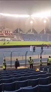 Propriétaire du club de foot, il prend des bouteilles des supporters dans les tribunes !