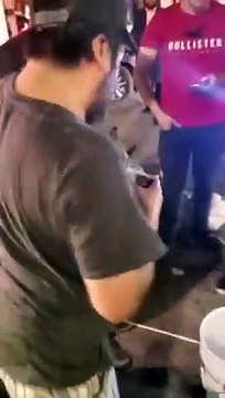 Il descend dans les égouts pour sauver un chat !