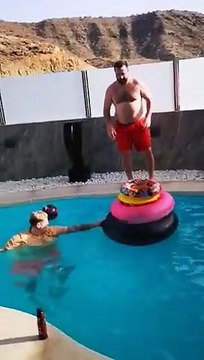 Piscine : il saute à travers 3 bouées en même temps !