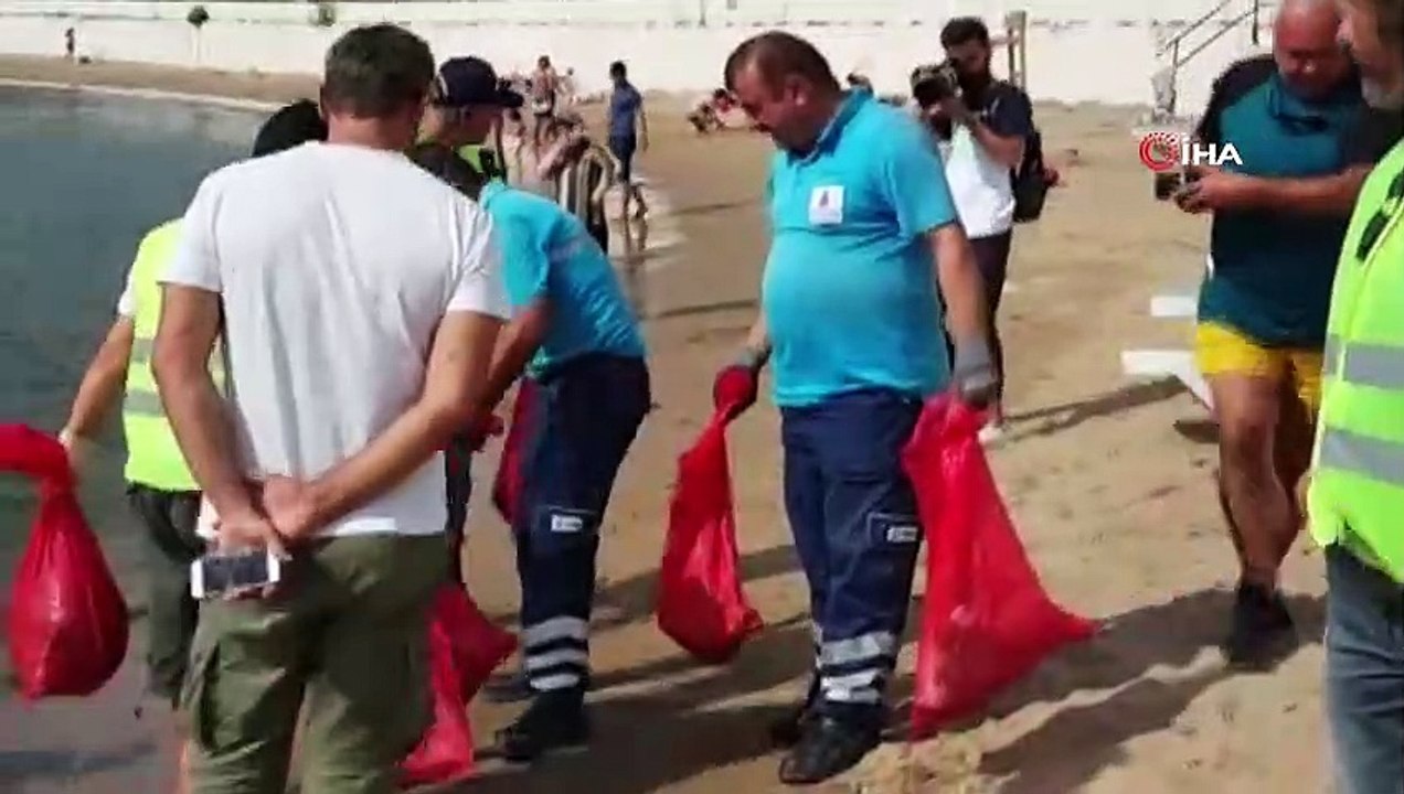 Balıkadamlar denizden yarım saatte kilolarca çöp çıkardı