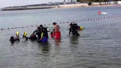 Balıkadamlar denizden yarım saatte kilolarca çöp çıkardı