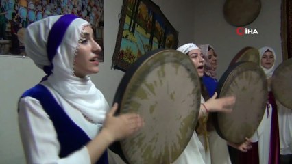 Erbane grubu kuran kadınlar, yöresel kıyafetleriyle sahneye çıkmaya başladı