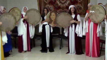 Erbane grubu kuran kadınlar, yöresel kıyafetleriyle sahneye çıkmaya başladı