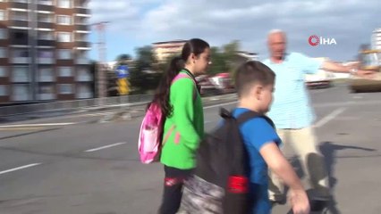 Rizeli muhtar çocuklar için ‘Trafik polisi’ gibi çalışıyor