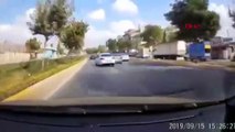 Makas atarak yarışan araçların kazası kamerada
