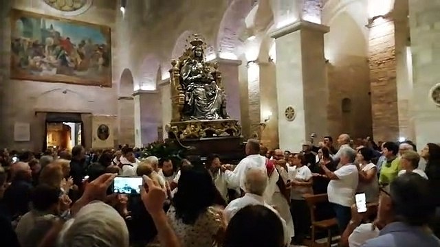 Andria: della Madonna (Maria Santissima dei Miracoli) rientra in Cattedrale tra gli applausi dei fedeli (processione santi patroni 2019)