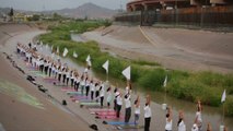 Une cinquantaine de yogis a manifesté dimanche le long de la frontière entre les États-Unis et le Mexique