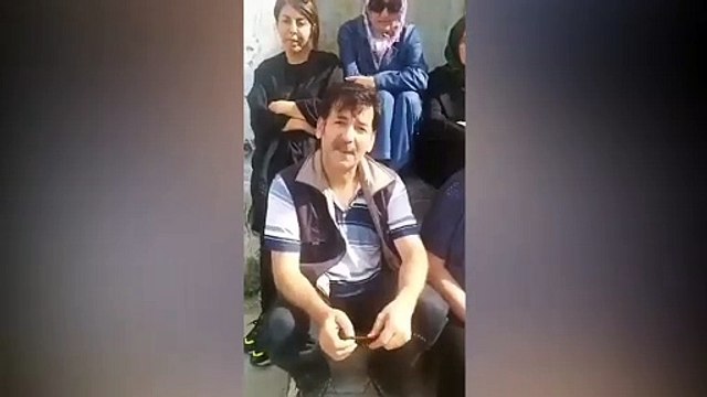 Mağdur annesiyiz diyen bir grup aile, AKP İl Binası'nın önünde oturma eylemi başlattı