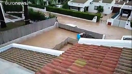 شاهد: عائلة إسبانية علقت 5 ساعات كاملة قرب سقف منزلها الذي غمرته مياه الفيضانات