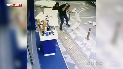 Kaldırımda yürürlerken üzerlerine dış cephe kaplaması düştü