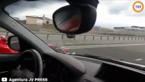 En République Tchèque, il se fait doubler par une F1 sur l'autoroute !