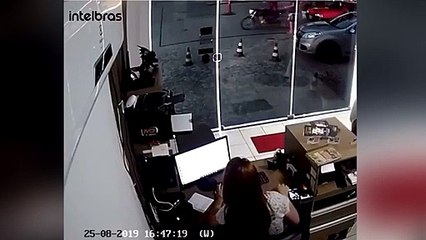 Il tente de séduire une fille en faisant un "burn" avec sa moto !