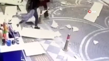 Kaldırım yürüyen anne ve kızının başına dış cephe kaplaması böyle düştü