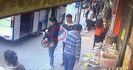 Herkesin gözü önünde kadının cebinden telefonu aldı