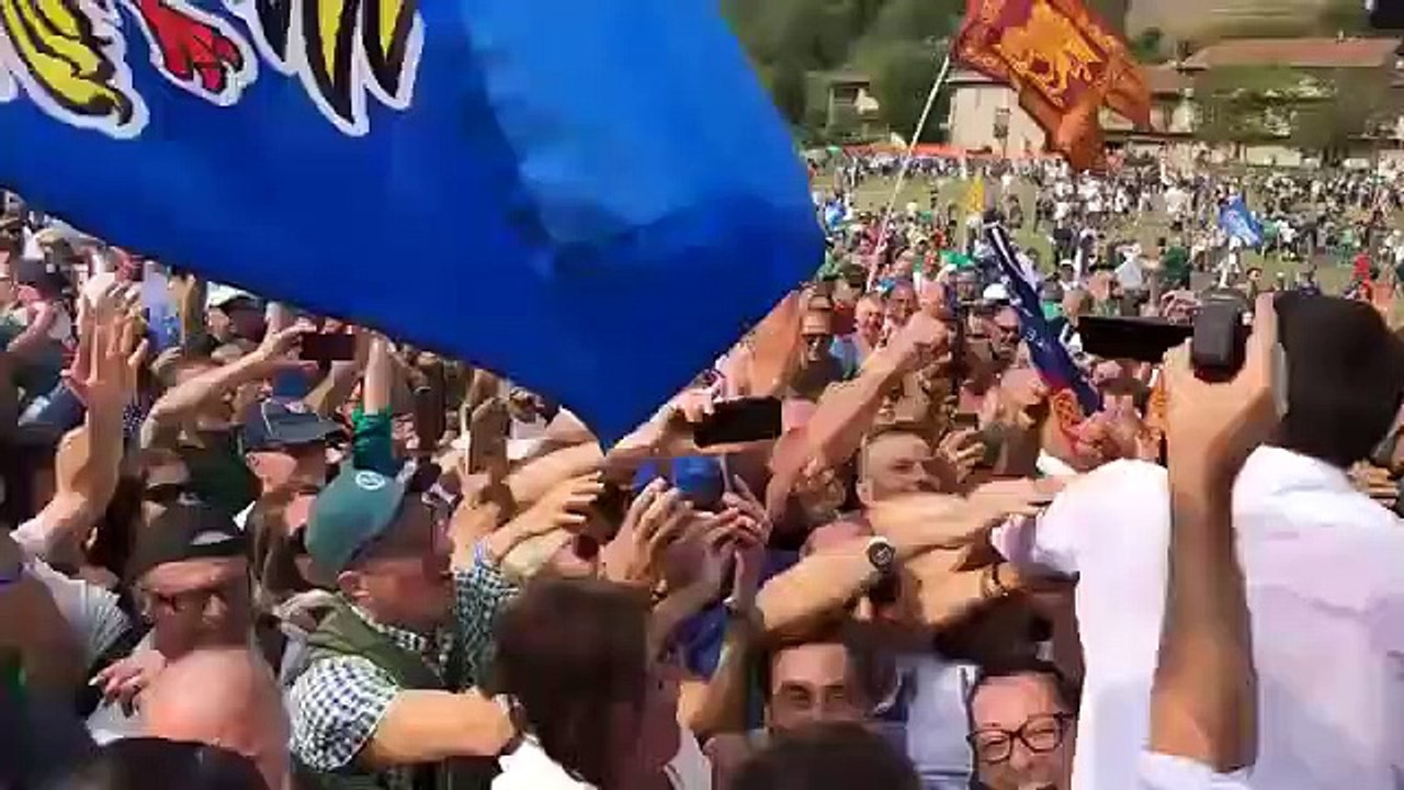 Pontida 2019, Salvini riceve un rosario della Madonna di Lourdes da una donna (15.09.19)
