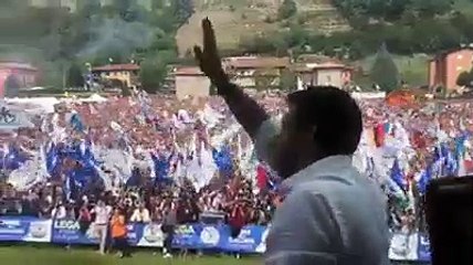 Tải video: Pontida 2019, Salvini sale sul palco l'ovazione della folla (15.09.19)