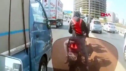 D-100'de yol kavgası: Motosiklet sürücüsü kamyonetin aynasını kırdı