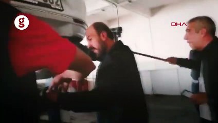 Otomobilin altına giren yılana itfaiye bile çözüm bulamadı