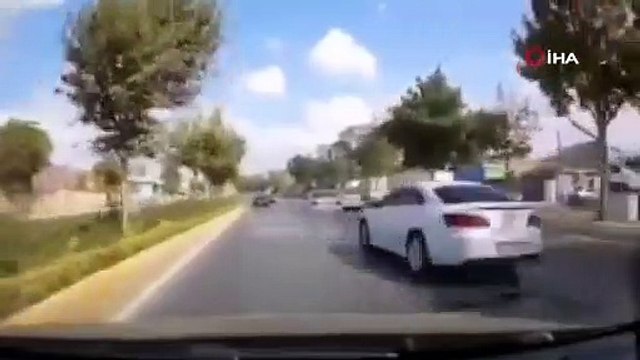 Makas atarak ilerleyen iki otomobil sürücüsü kazaya neden oldu