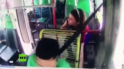 Una pasajera desagradecida le "manga con mucha maña" la cartera a un conductor de autobús colombiano