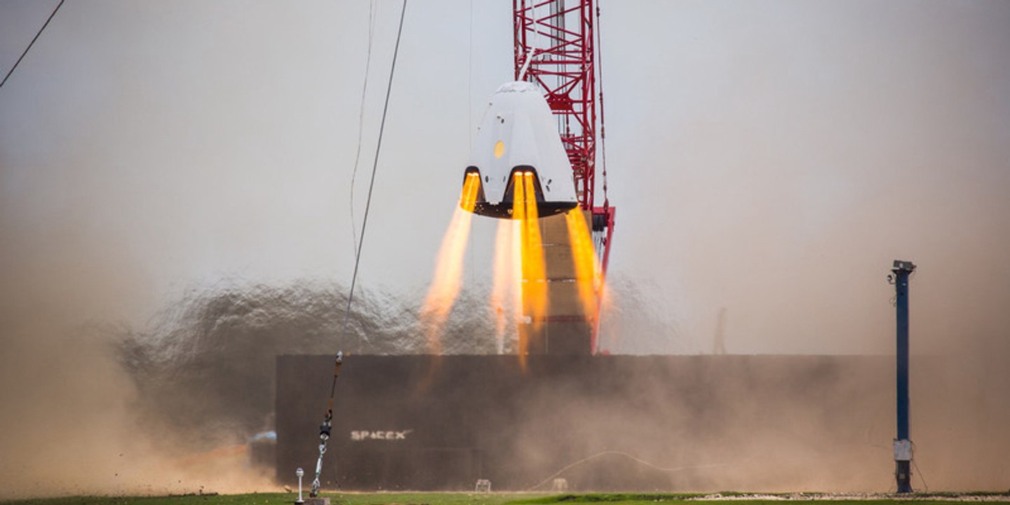 La empresa estadounidense SpaceX prueba los potentes propulsores de su "taxi espacial"' Crew Dragon