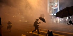 La Policía china gasea a los manifestantes por la libertad de Hong Kong que se defienden con cócteles molotov