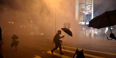 La Policía china gasea a los manifestantes por la libertad de Hong Kong que se defienden con cócteles molotov